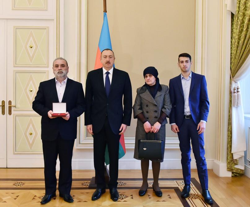Ilham Aliyev meets family members of Azerbaijani national hero  (PHOTO)