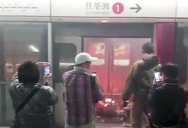 Metroda naməlum şəxs "Molotov kokteyli" yandırdı - Çox sayda yaralı var