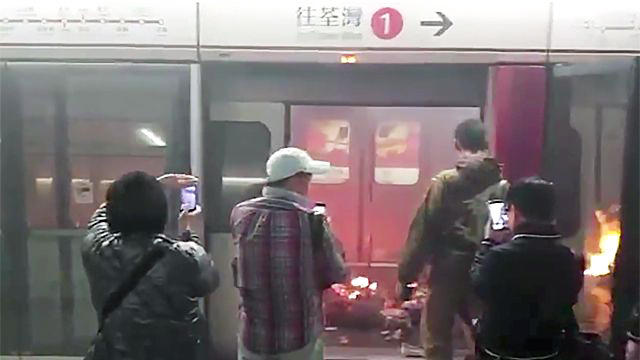 Metroda naməlum şəxs "Molotov kokteyli" yandırdı - Çox sayda yaralı var