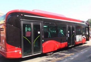 В Баку пассажиры игнорируют правило соблюдения дистанции на остановках и в автобусах - БТА