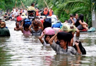 В Индонезии жертвами оползней и наводнений стали около 20 человек