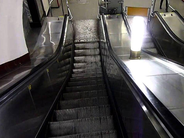 Metroda dəhşət: 9 yaşlı uşağın ayağı eskalatorun arasında qaldı (VİDEO)