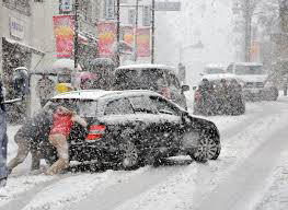 В Японии из-за снегопада образовался затор с более чем 1 тыс. автомобилей