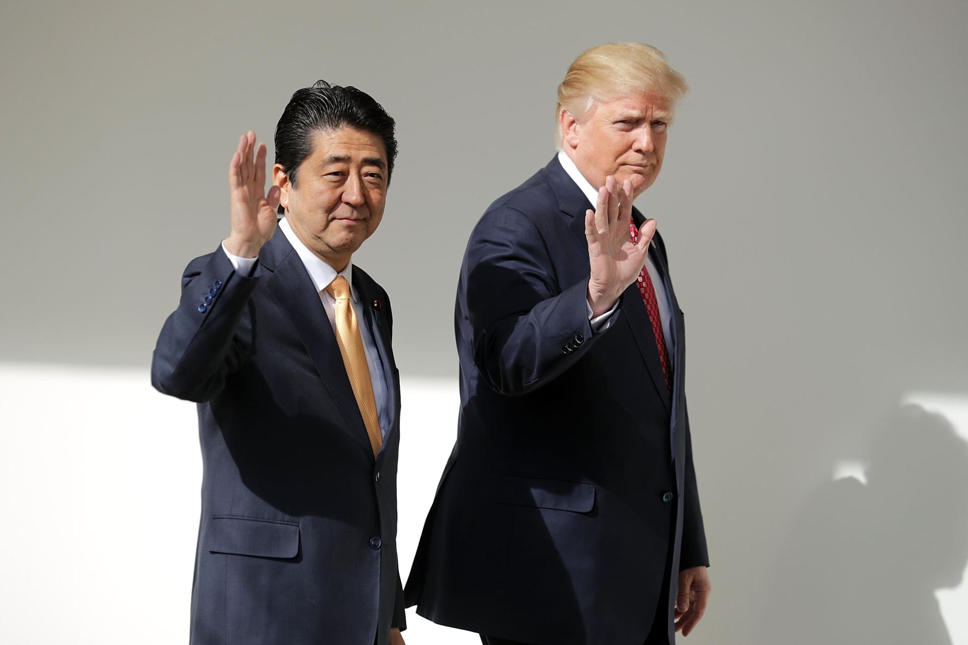 Премьер Японии и президент США обсудили по телефону ситуацию в Сирии