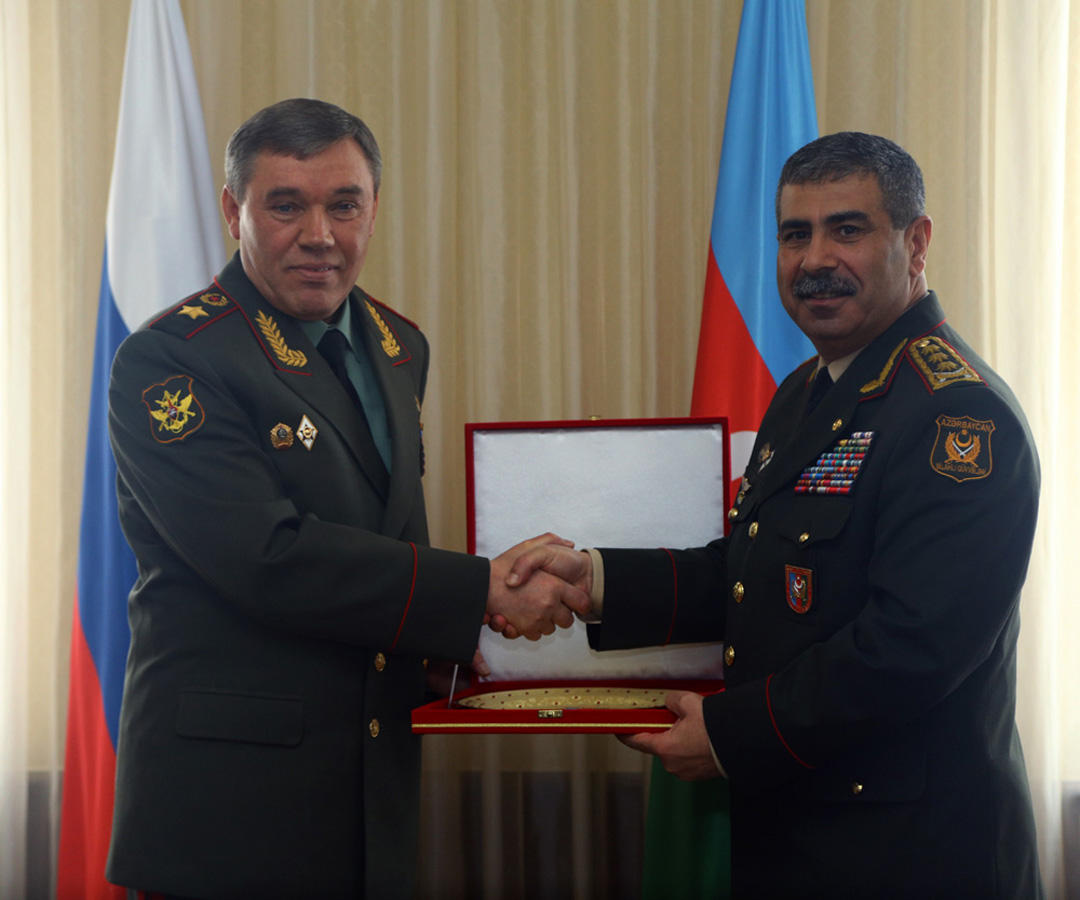 Azerbaijani minister meets with chief of Russian general staff (PHOTO)