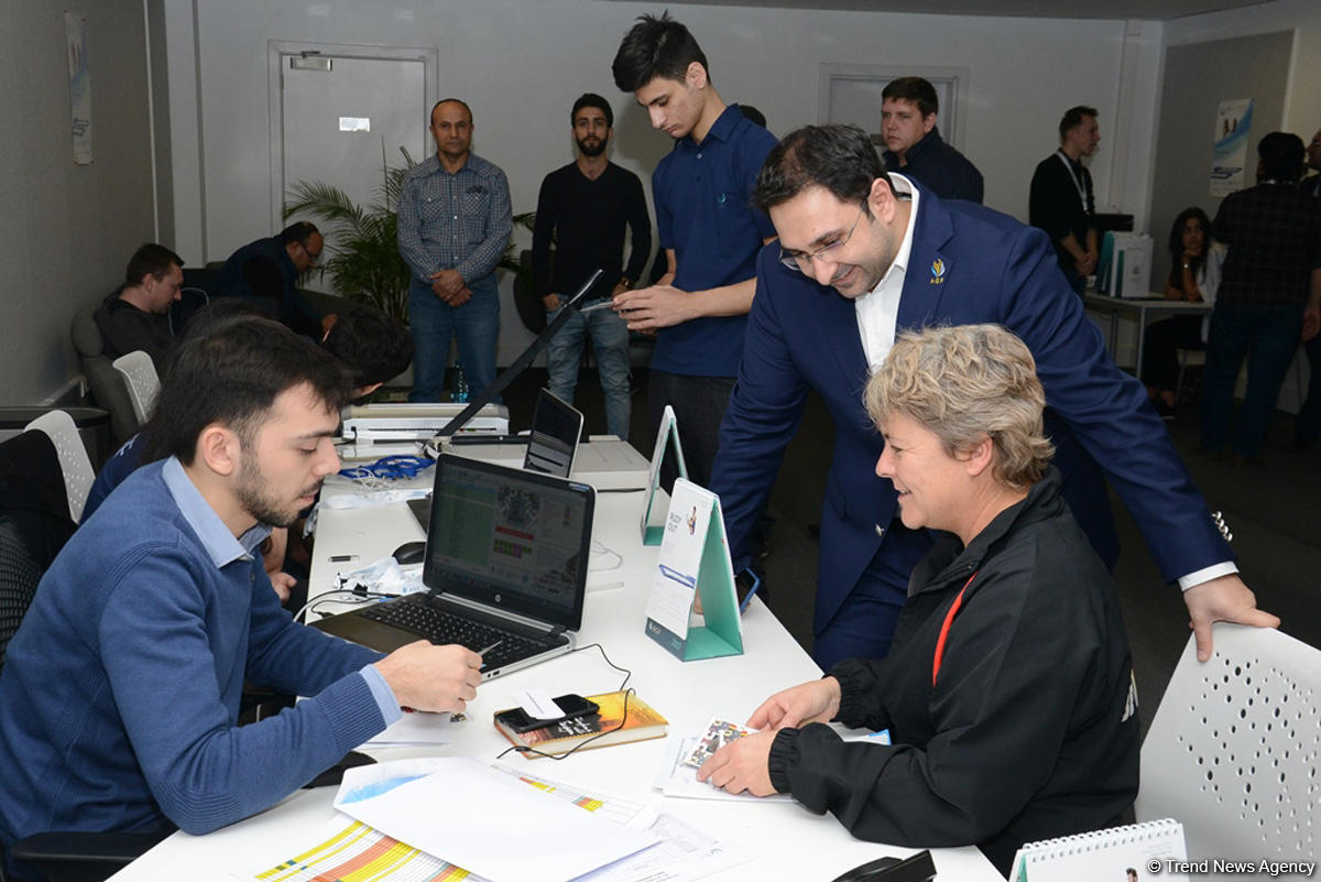 Делегации различных стран проходят аккредитацию на Кубок мира по прыжкам на батуте в Баку (ФОТОРЕПОРТАЖ)