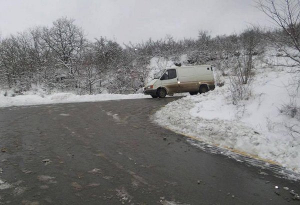 Дороги на Агсуинском перевале покрылись льдом, автодвижение затруднено