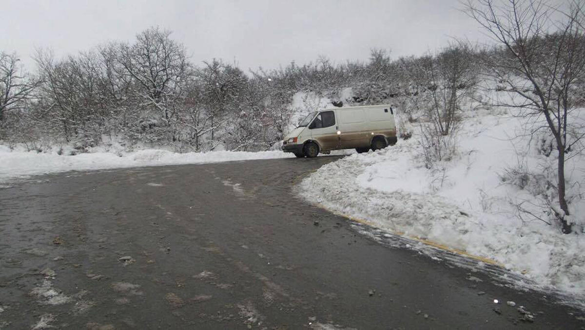 Ağsu aşırımında yol buz bağladı, avtomobillərin hərəkəti çətinləşdi