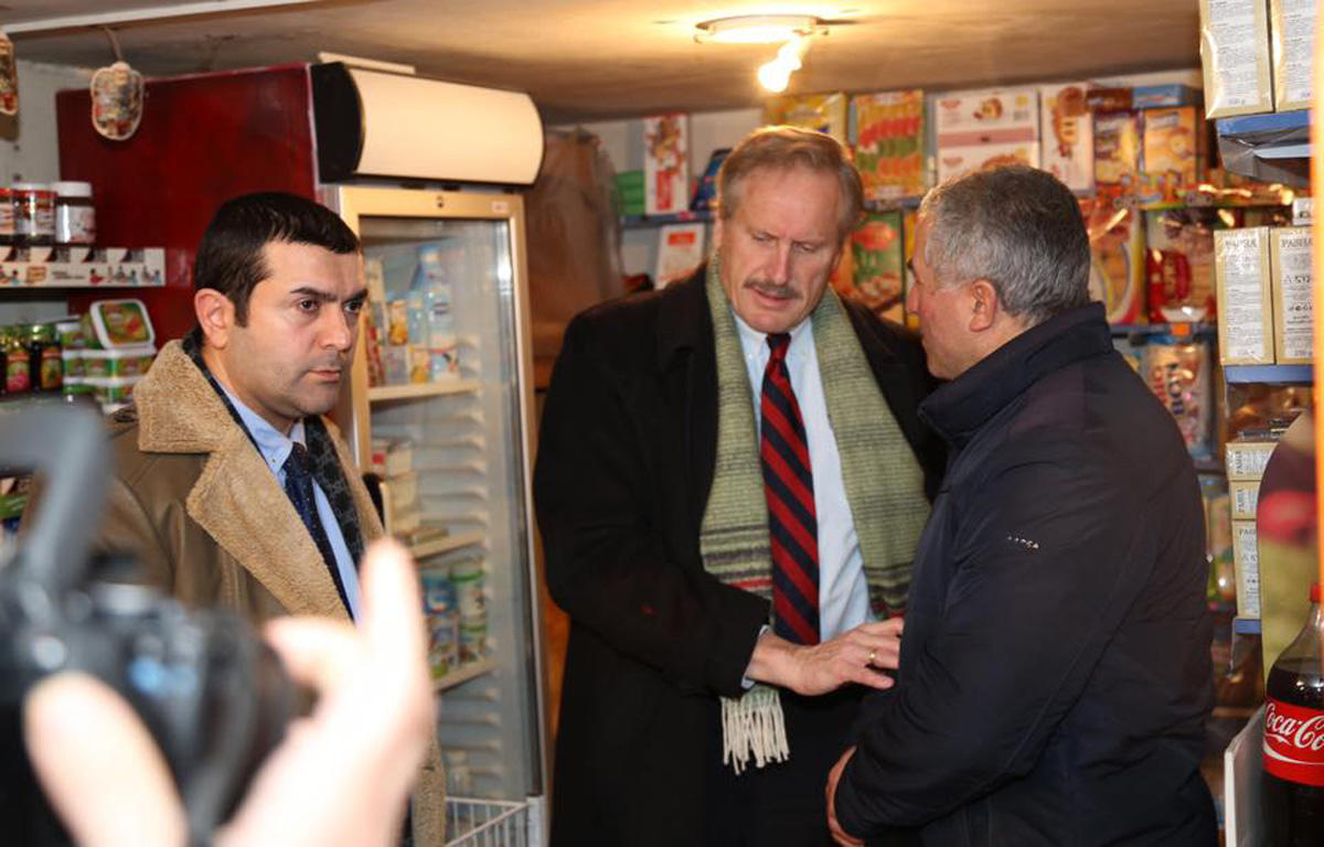 Посол США  навестил семью вынужденных переселенцев из Ходжалы   (ФОТО)