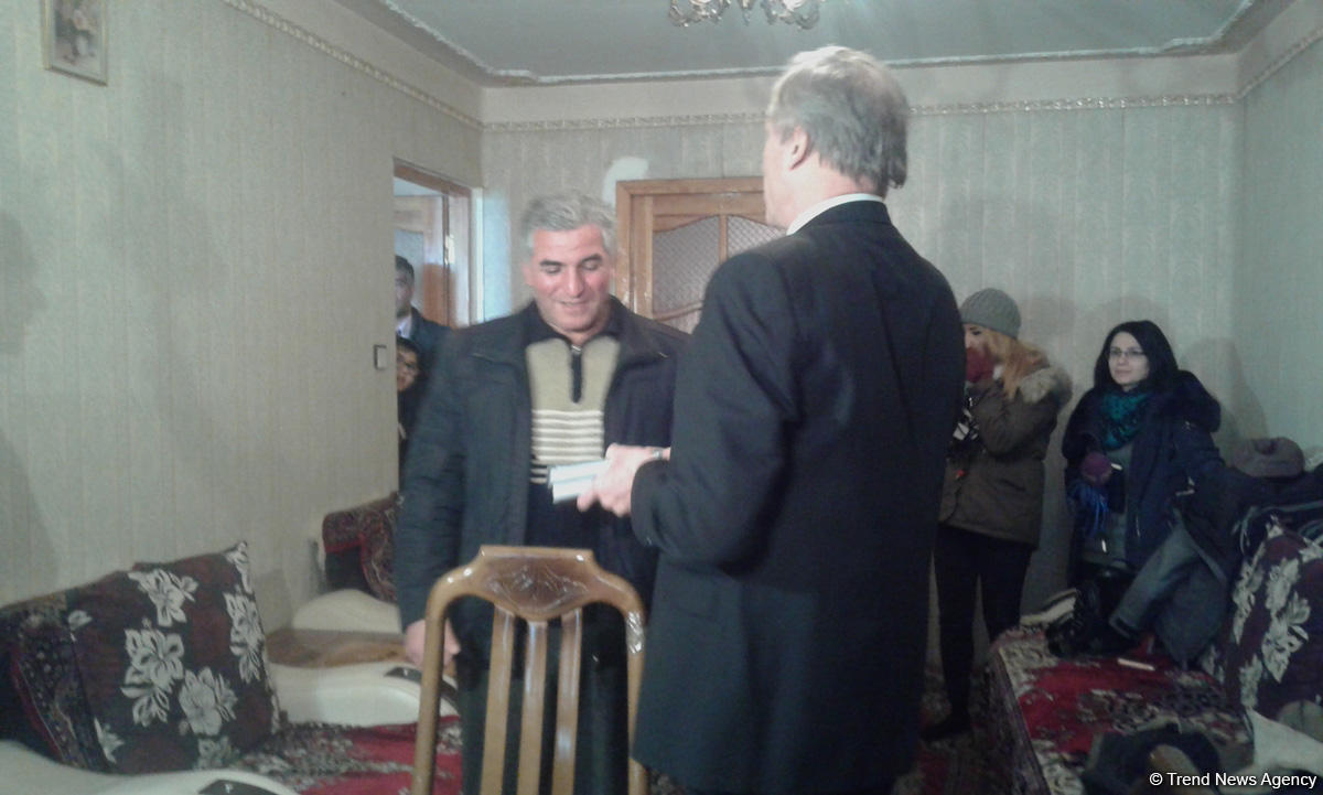 US envoy Cekuta visits IDP family from Khojaly (PHOTO)