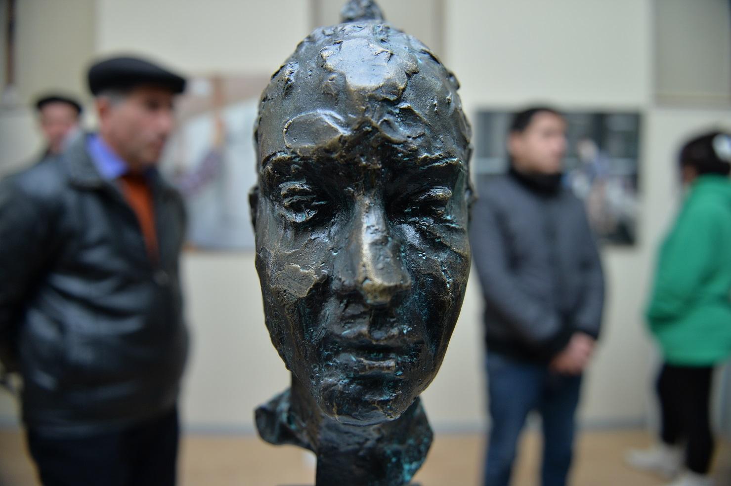 В Шамахе презентовано издание о жизни и творчестве скульптора – шехида Самира Качаева  (ФОТО)