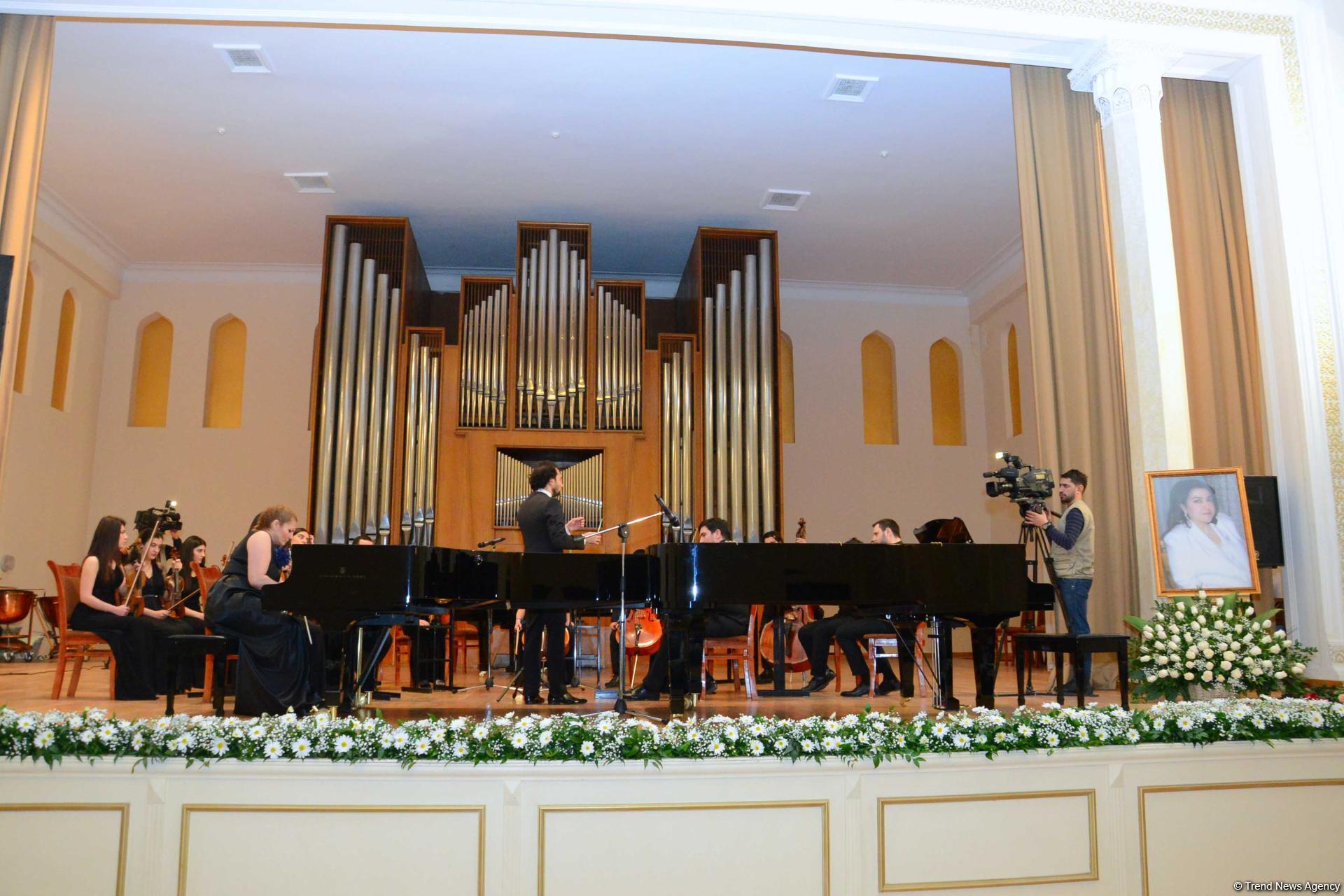 В Баку состоялись вечер классической музыки и презентация книги памяти видного педагога и пианиста Айтекин Гасановой (ФОТО)