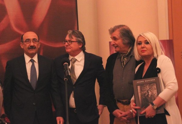 Любимый художник экс-президента США и звезд Голливуда представил в Баку "The observer is the observed" (ФОТО)