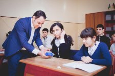 Bank of Baku презентовал устройство Braille teach для детей с ограниченным зрением (ФОТО)