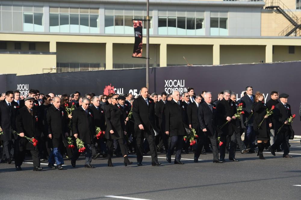 Президент Ильхам Алиев и Первый вице-президент Мехрибан Алиева приняли участие в шествии в связи с 25-й годовщиной Ходжалинского геноцида (ФОТО)
