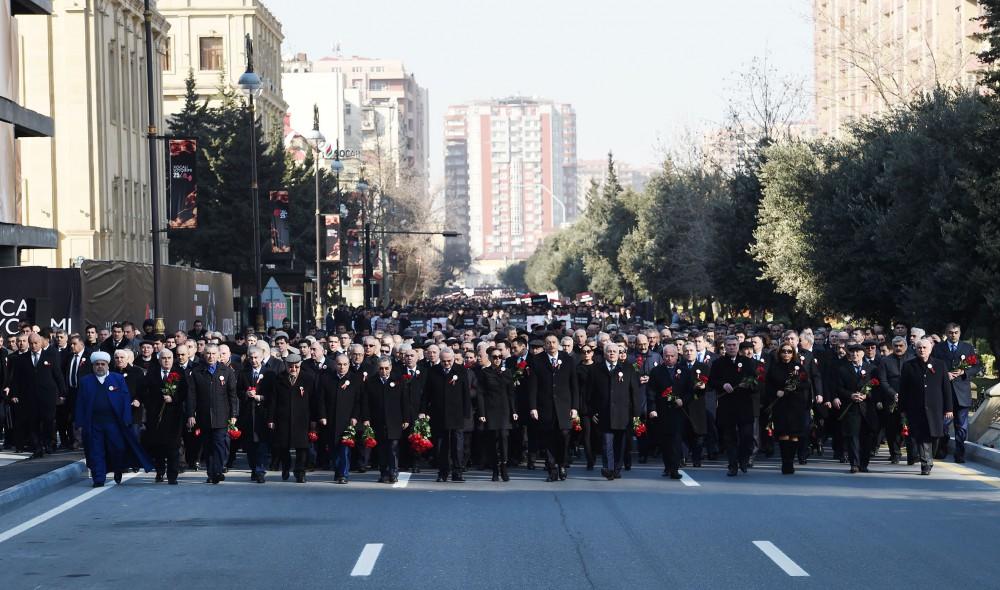 Президент Ильхам Алиев и Первый вице-президент Мехрибан Алиева приняли участие в шествии в связи с 25-й годовщиной Ходжалинского геноцида (ФОТО)