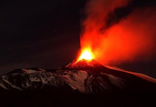 Etna vulkanı püskürdü!