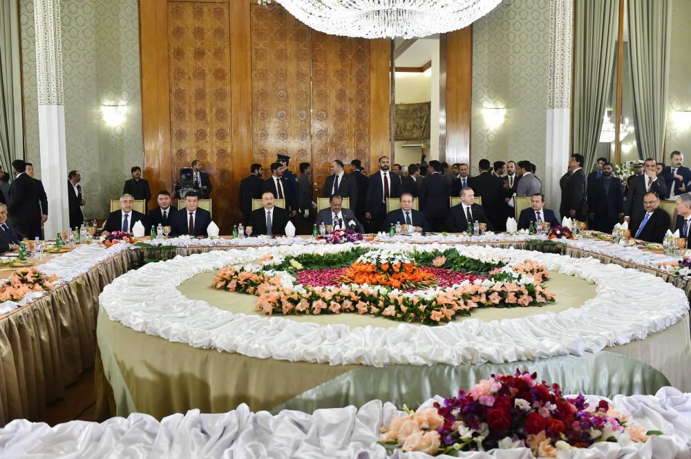 Prezident İlham Əliyev Pakistan dövlətinin başçısı adından verilən şam yeməyində iştirak edib (FOTO)