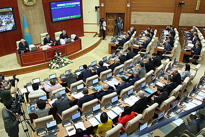 Kazakh parliament adopts law on currency control