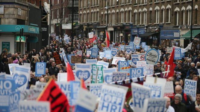 В центре Лондона экологические активисты перекрыли движение