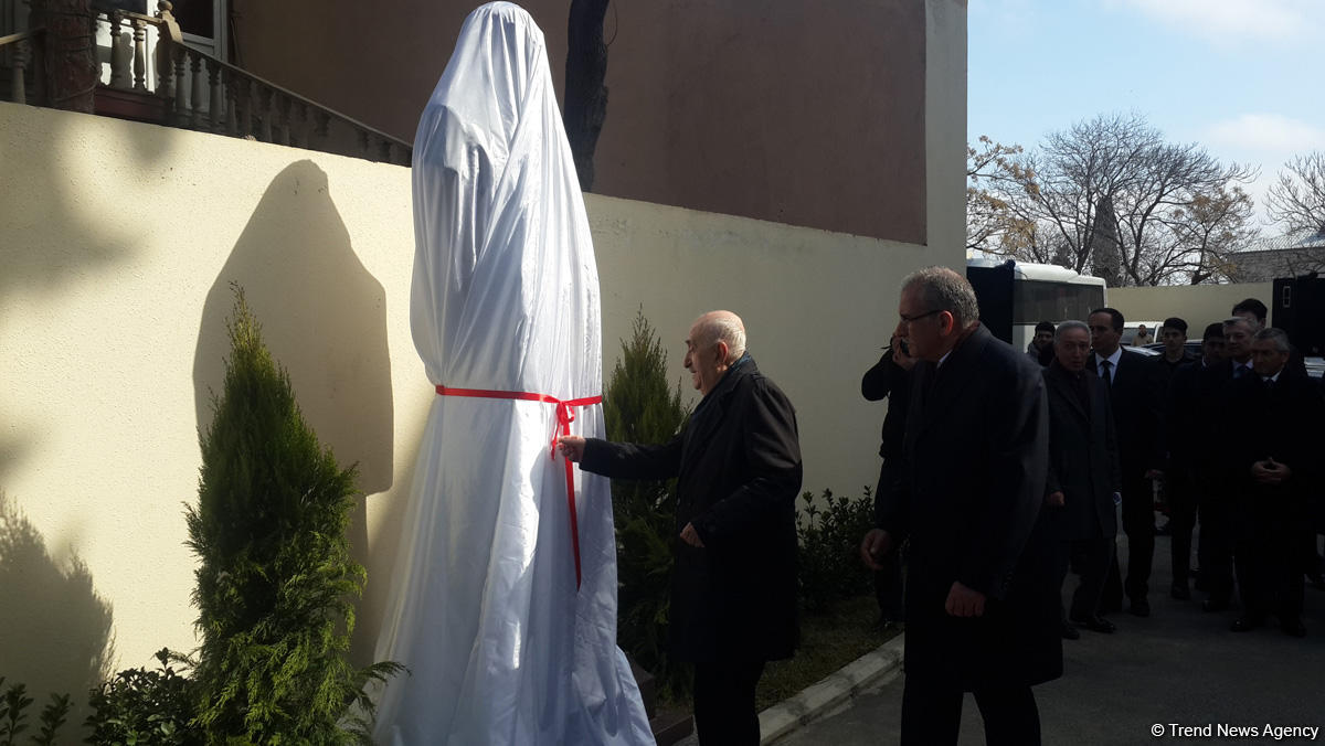 Bakıda məşhur neftçi Nikolay Baybakovun büstü açılıb (FOTO)