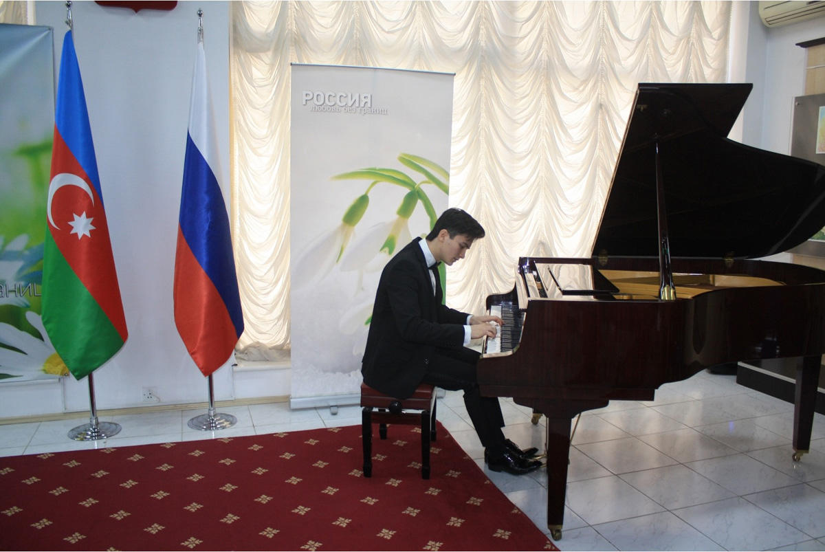 Российский музыкант поздравил бакинок с 8 Марта (ФОТО)