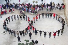 Необычное поздравление с 8 марта - флешмоб в Ичери шехер (ФОТО/ВИДЕО)