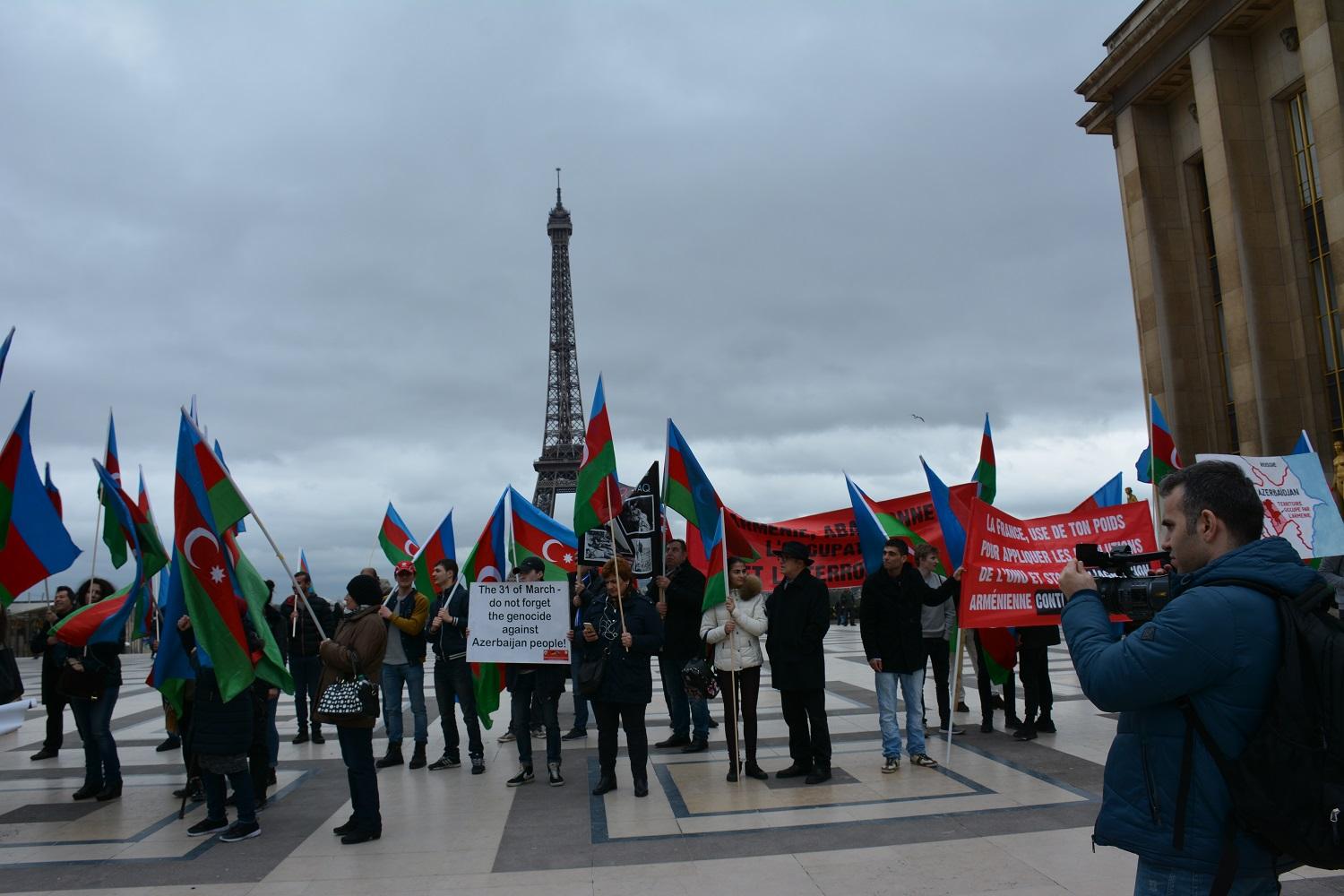 Parisdə yaşayan azərbaycanlılar: Fransada Sarkisyan kimi qatillərə yer olmamalıdır (FOTO)