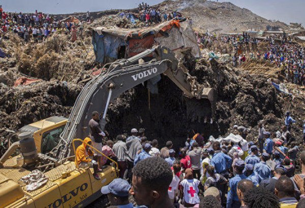 Число погибших при обрушении мусорной свалки в Эфиопии превысило 60 человек