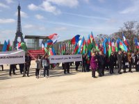 Azerbaijanis stage rally in support of Ilham Aliyev in Paris (PHOTO) (UPDATE)