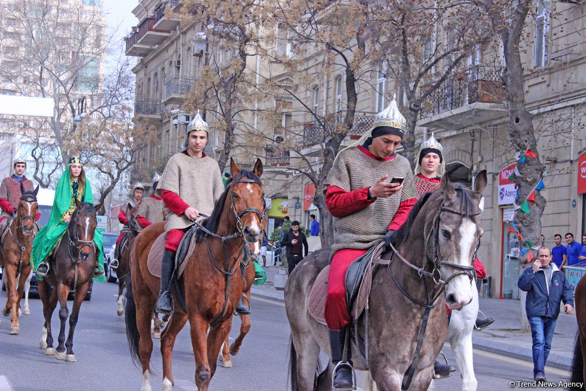 Праздничное шествие "Илахыр чершенбе" на улицах Баку – встречаем Новруз (ФОТО)