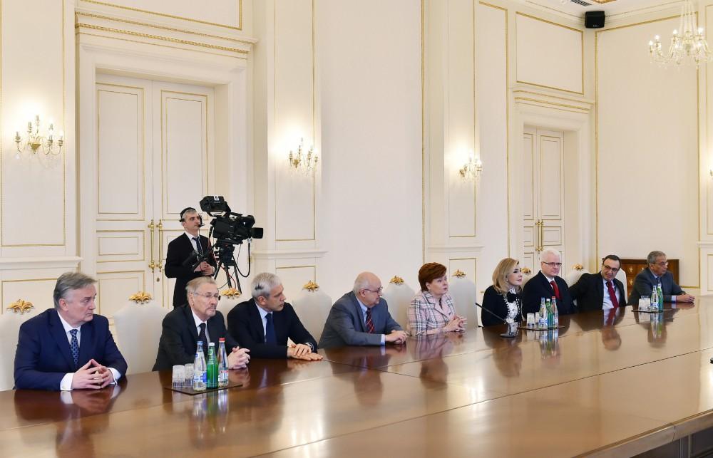 Ilham Aliyev meets members of Nizami Ganjavi Center’s Trustees Board (PHOTO)