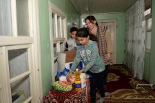 По инициативе Фонда Гейдара Алиева малообеспеченным семьям розданы праздничные подарки (ФОТО)