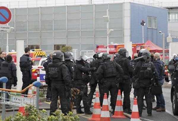 Прокурор Парижа классифицировал нападение на военных в Орли как теракт