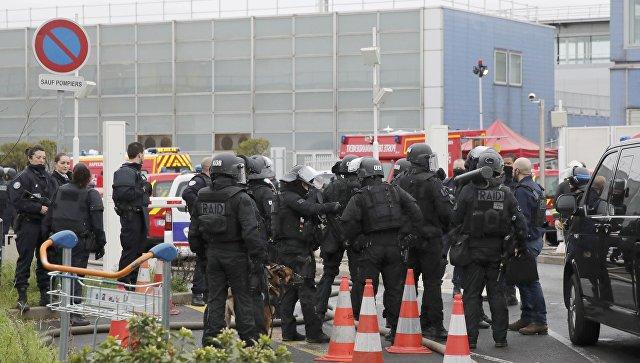 Полиция проверяет пассажиров скоростного поезда TGV, прибывших в Париж