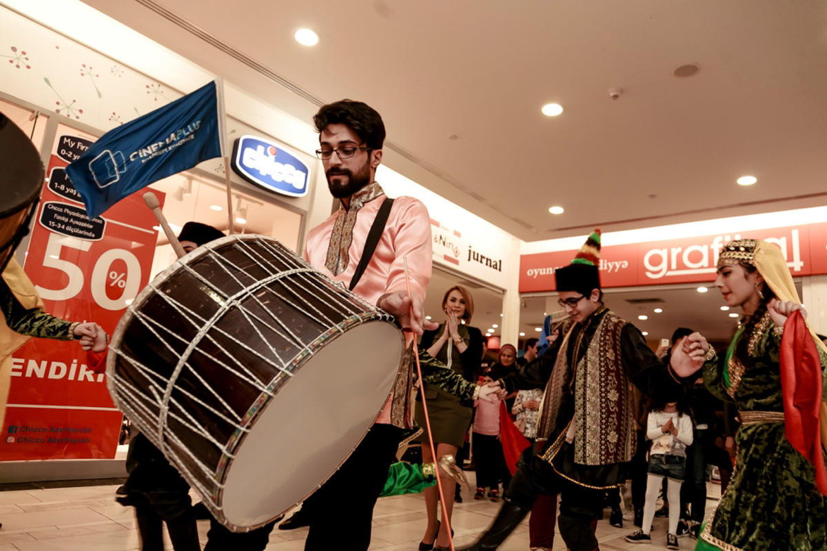 В Баку прошло праздничное шествие музыкантов и танцоров в национальной одежде (ВИДЕО,ФОТО)