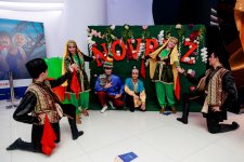 В Баку прошло праздничное шествие музыкантов и танцоров в национальной одежде (ВИДЕО,ФОТО)