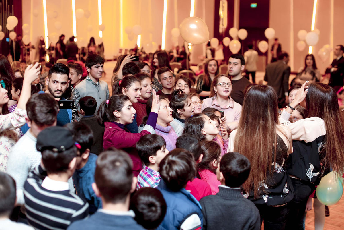 В Баку прошла благотворительная акция "Напиши желание – получи подарок" (ФОТО)