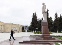 Ilham Aliyev visits statue of national leader in Saatli (PHOTO)