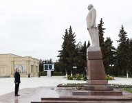 Ilham Aliyev visits statue of national leader in Saatli (PHOTO)