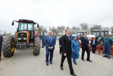 Президент Ильхам Алиев ознакомился с хлопковым полем в Саатлинском районе (ФОТО) (версия 2)