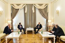 Ilham Aliyev receives BP regional president and COO (PHOTO)