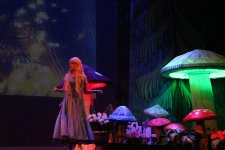 "Алиса - навстречу новым приключениям": красочные декорации, уникальные костюмы, остроумная актёрская игра (ФОТО, ВИДЕО)