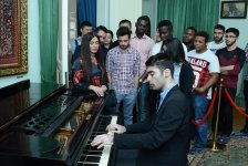 Студенты-иностранцы UNEC побывали в доме-музее Самеда Вургуна (ФОТО)