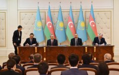 Azerbaijan, Kazakhstan sign documents (PHOTO)