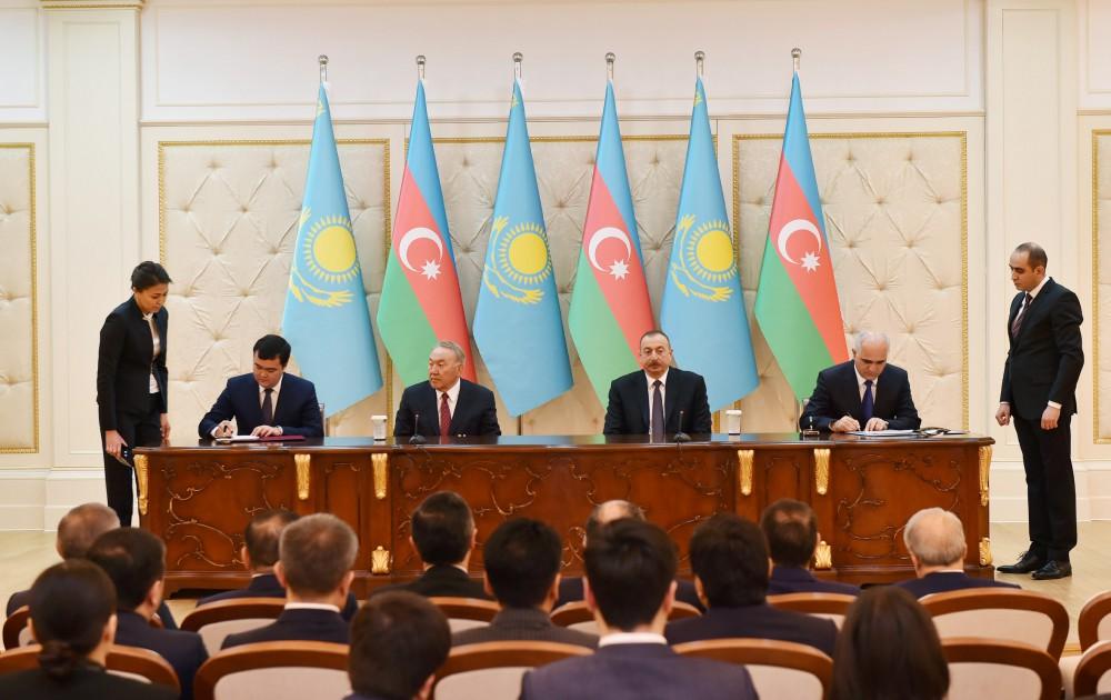 Azerbaijan, Kazakhstan sign documents (PHOTO)