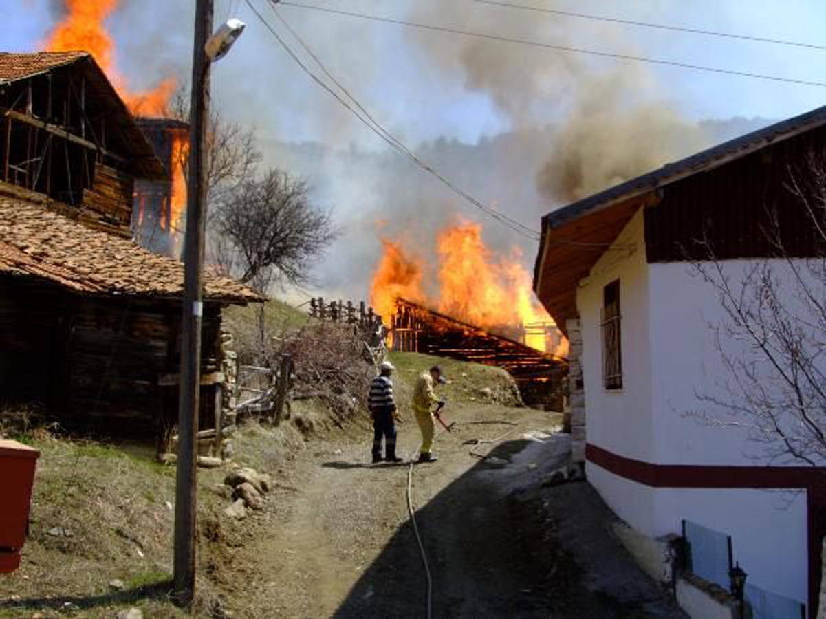 Çankırı'da dev yangın: 20 ev yanıyor