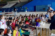 Азербайджанские гимнасты встретились с писателем Чингизом Абдуллаевым (ФОТО)