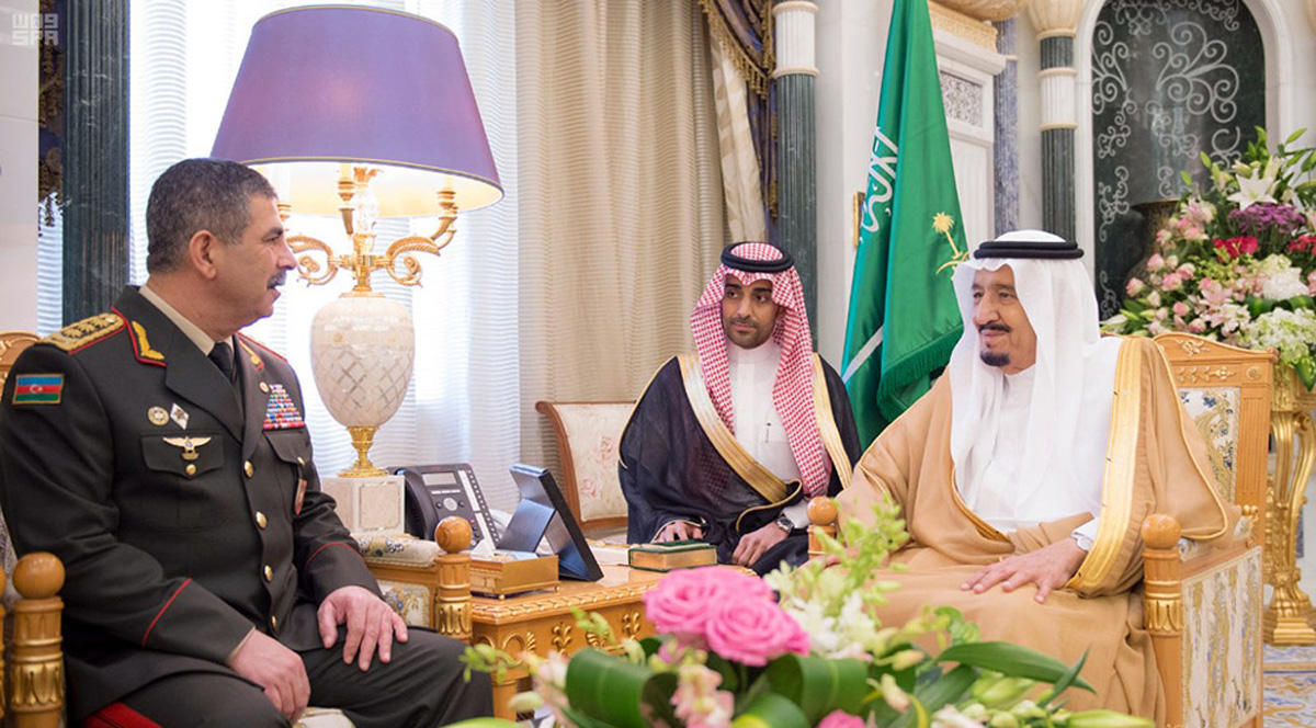 Azerbaijani defense minister meets Saudi Arabian king (PHOTO)