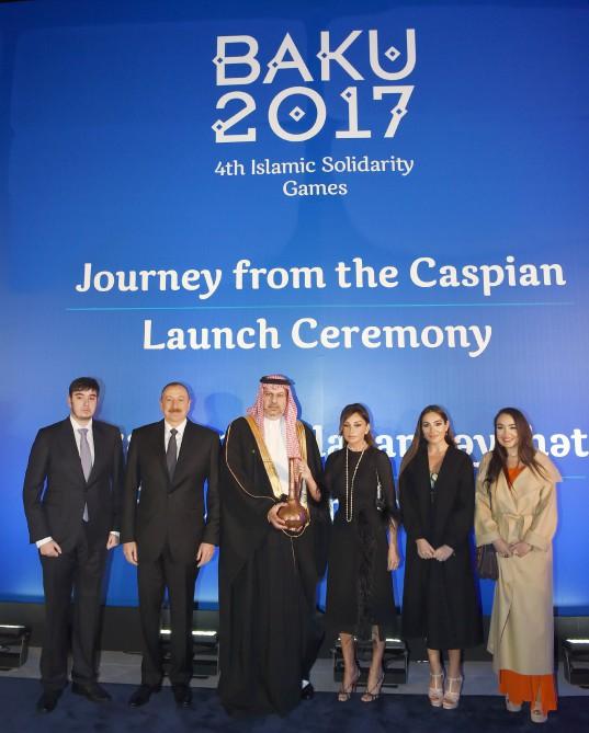 Президент Ильхам Алиев и его супруга Мехрибан Алиева приняли участие в церемонии открытия водного путешествия IV Исламских игр солидарности «Баку-2017» (ФОТО)